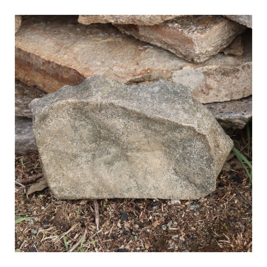 RS2 en forme de pierre posée au sol - Mim&tech
